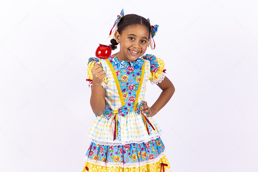 Linda criança usando roupas típicas de festas juninas