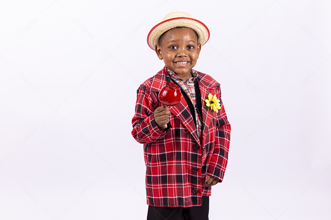 Linda criança usando roupas típicas de festas juninas