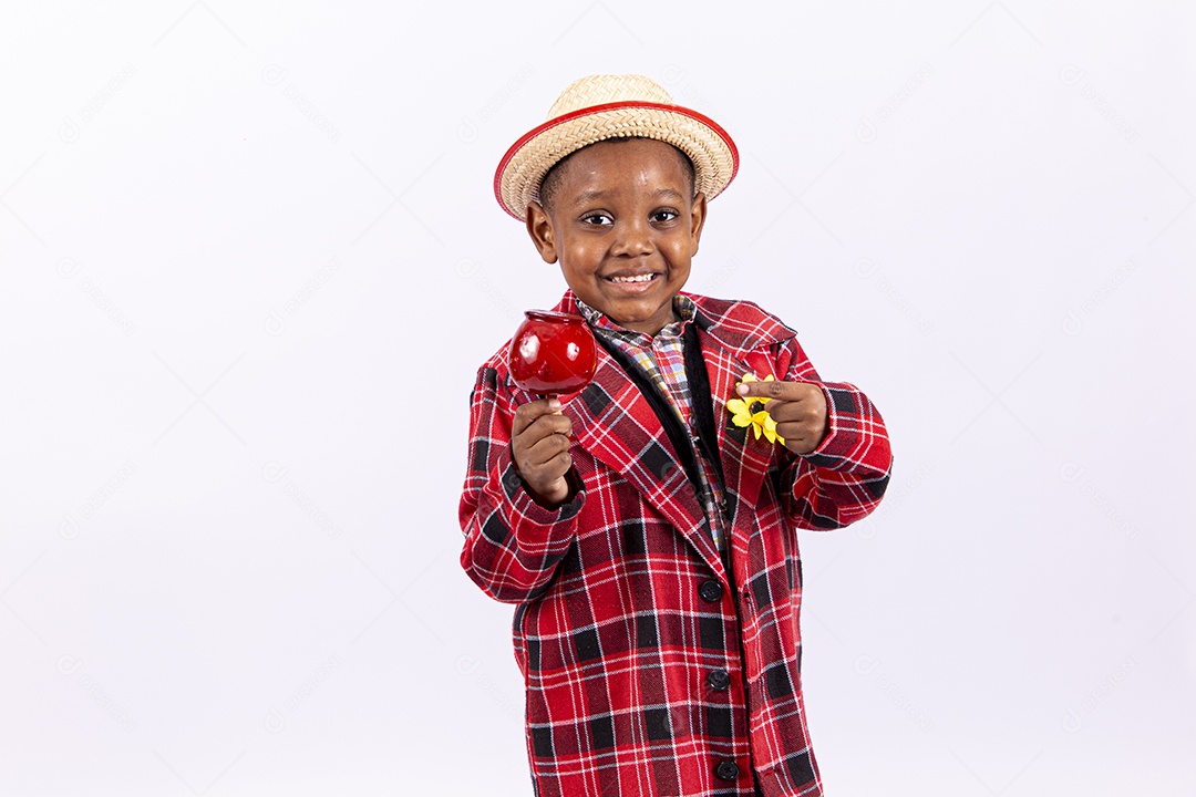 Linda criança usando roupas típicas de festas juninas