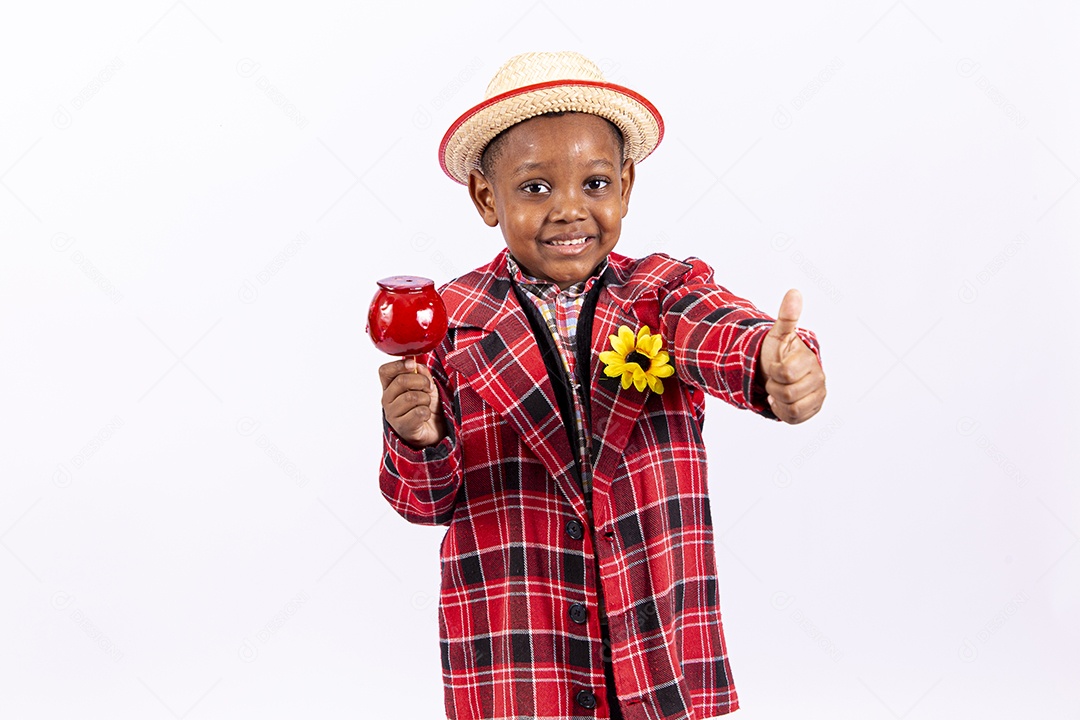 Linda criança usando roupas típicas de festas juninas