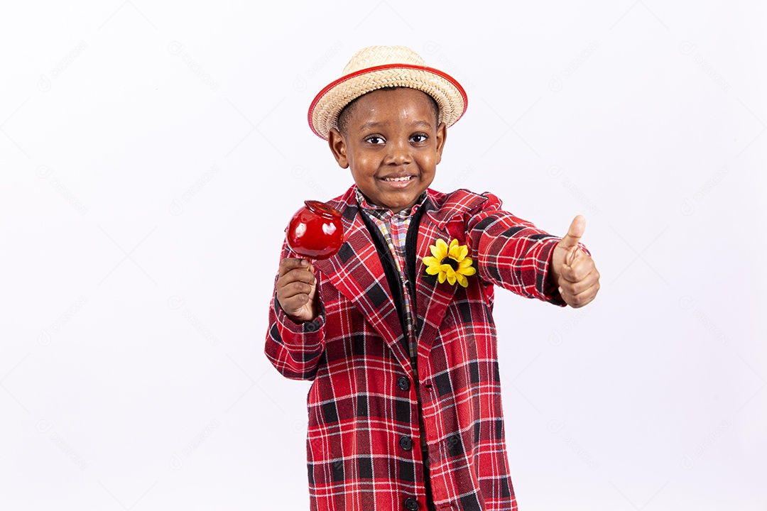 Linda criança usando roupas típicas de festas juninas