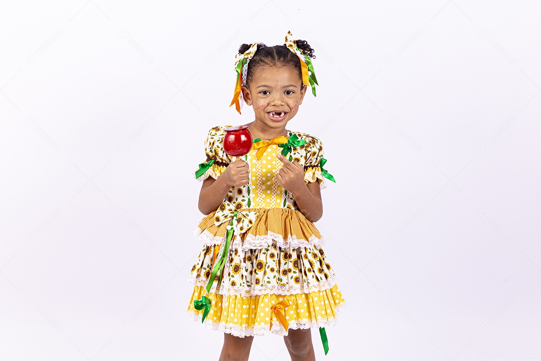Linda criança usando roupas típicas de festas juninas