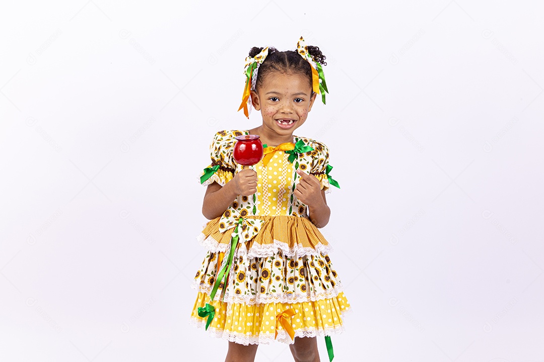 Linda criança usando roupas típicas de festas juninas