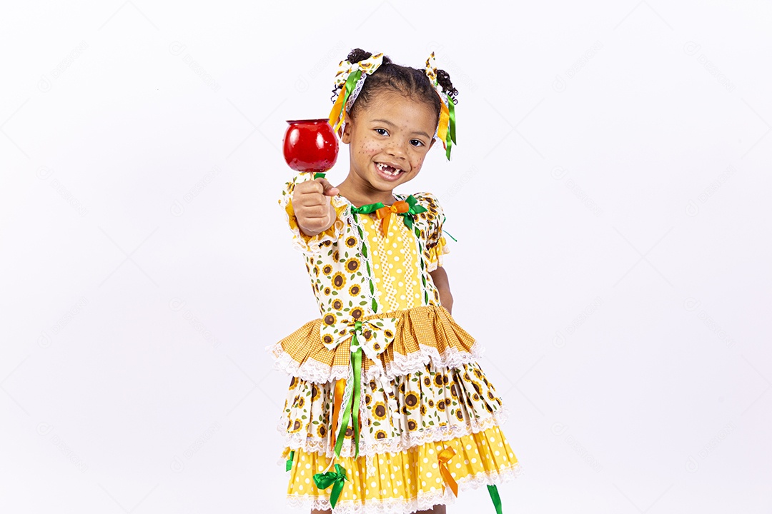 Linda criança usando roupas típicas de festas juninas