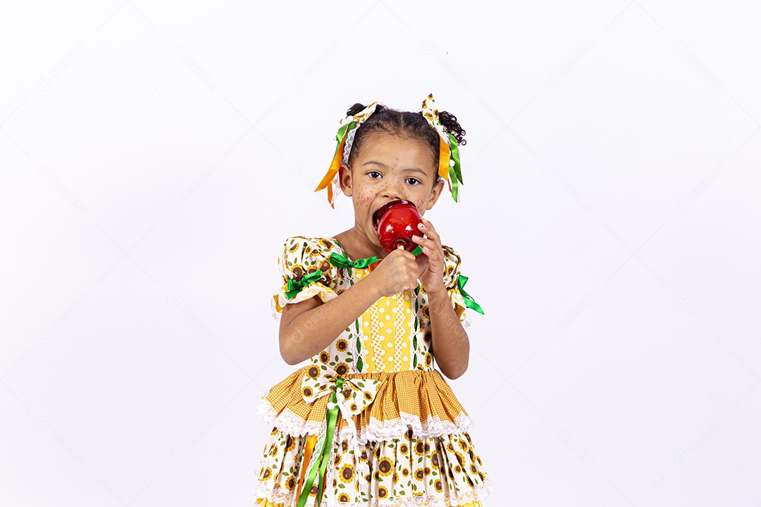 Linda criança usando roupas típicas de festas juninas