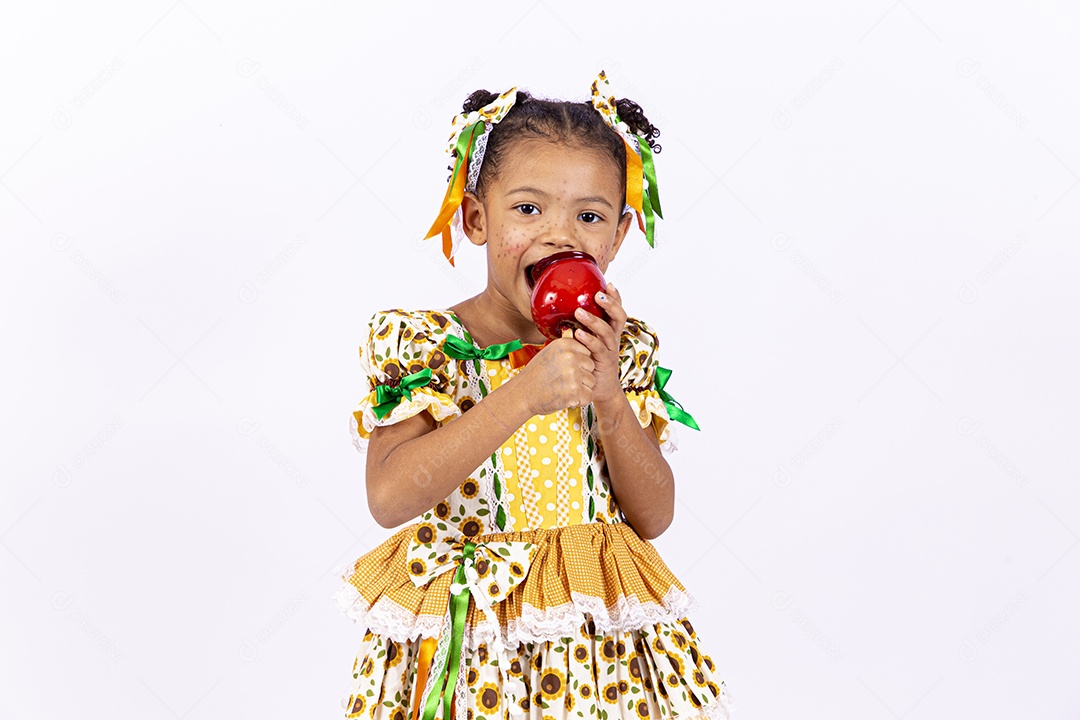 Linda criança usando roupas típicas de festas juninas