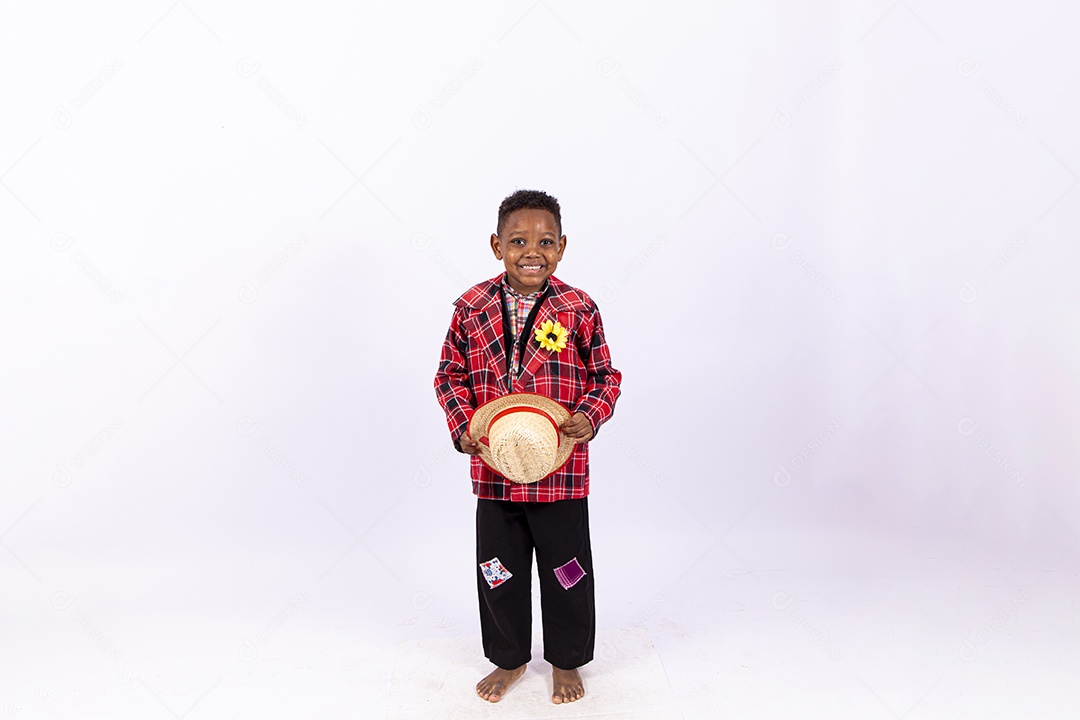 Linda criança usando roupas típicas de festas juninas