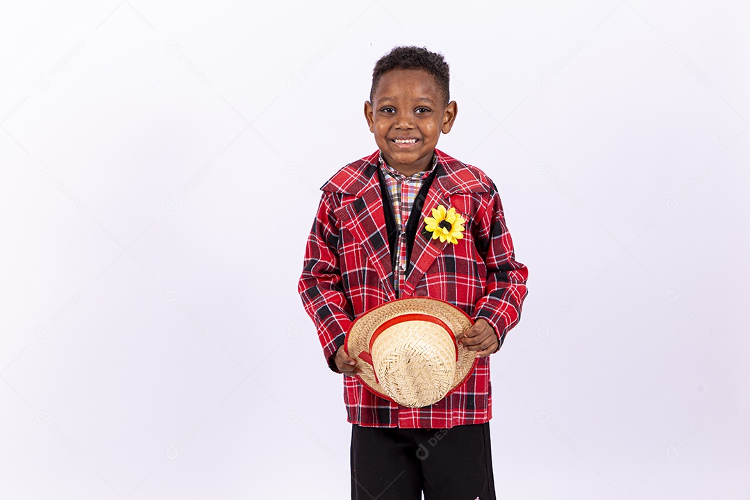 Linda criança usando roupas típicas de festas juninas