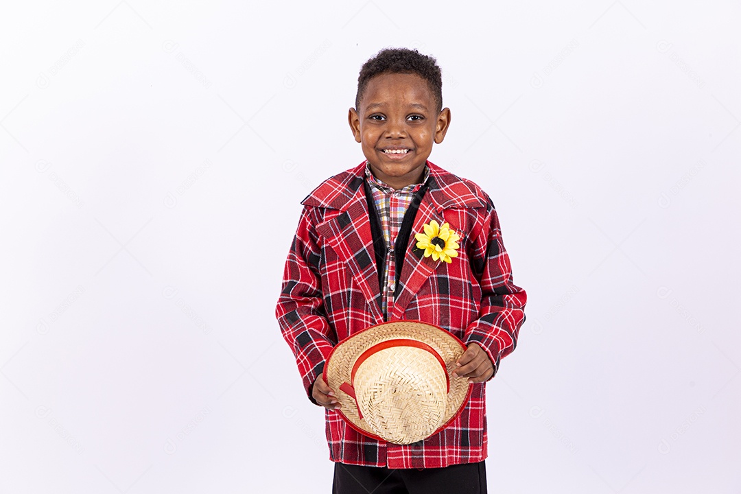 Linda criança usando roupas típicas de festas juninas