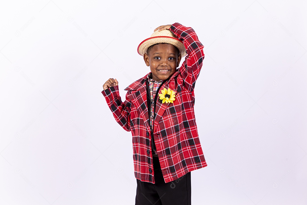 Linda criança usando roupas típicas de festas juninas