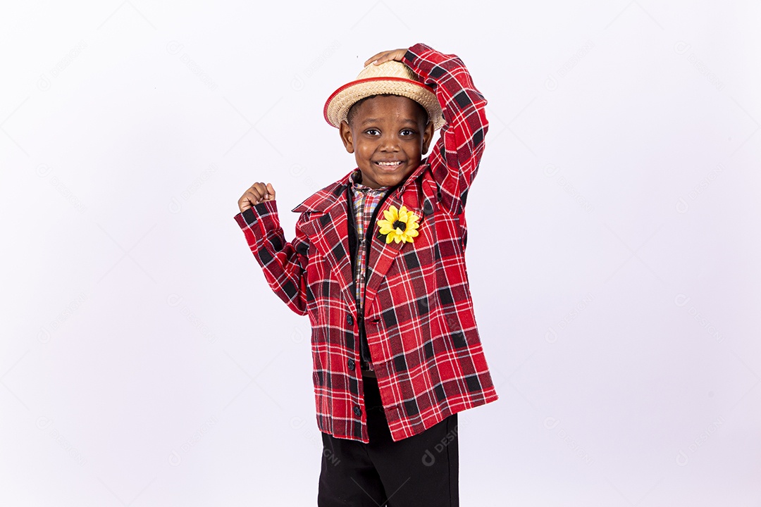 Linda criança usando roupas típicas de festas juninas