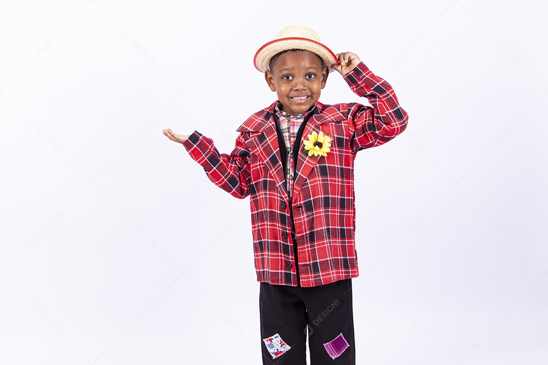 Linda criança usando roupas típicas de festas juninas