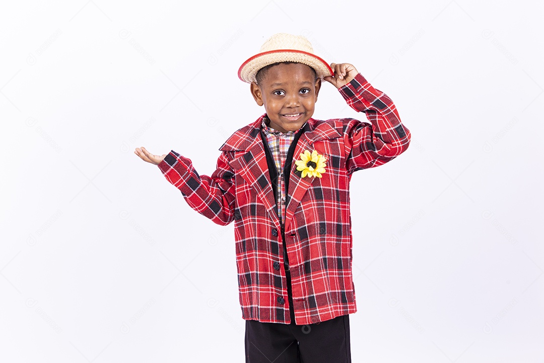 Linda criança usando roupas típicas de festas juninas