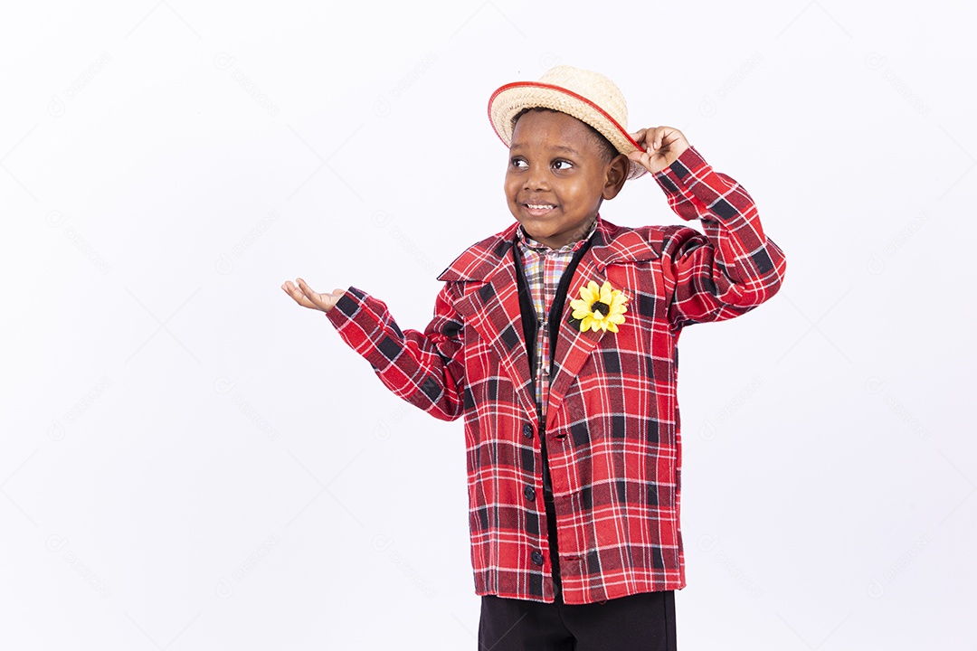 Linda criança usando roupas típicas de festas juninas