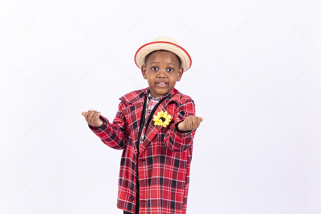 Linda criança usando roupas típicas de festas juninas