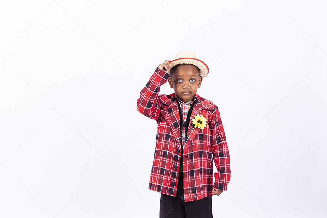 Linda criança usando roupas típicas de festas juninas