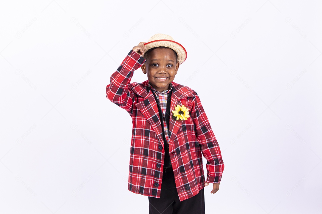 Linda criança usando roupas típicas de festas juninas