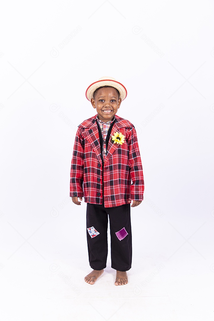 Linda criança usando roupas típicas de festas juninas