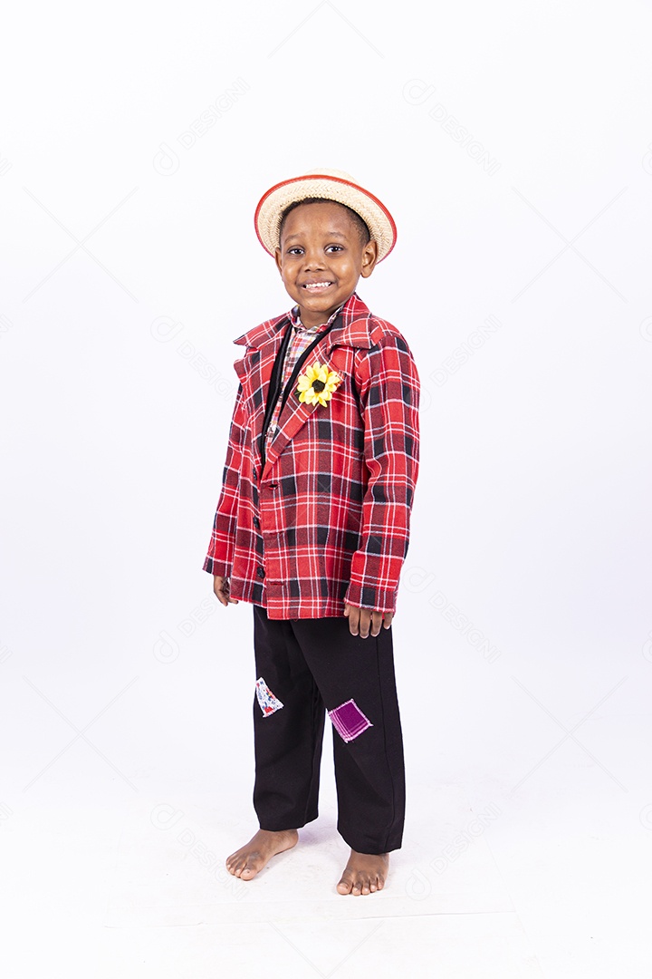 Linda criança usando roupas típicas de festas juninas