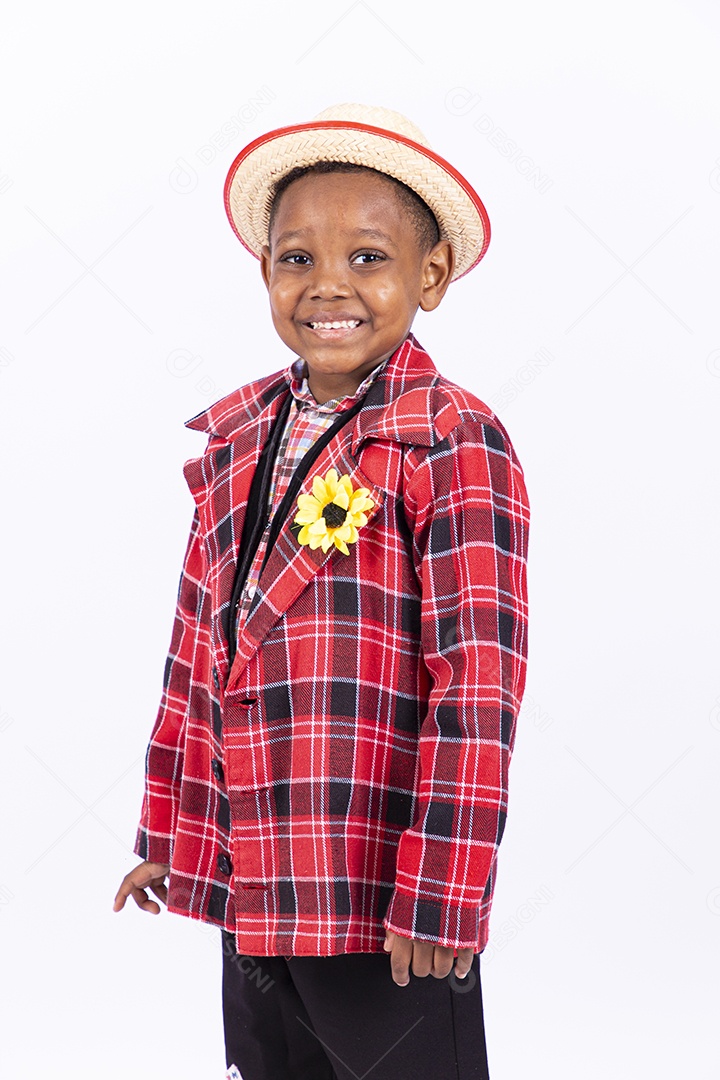 Linda criança usando roupas típicas de festas juninas