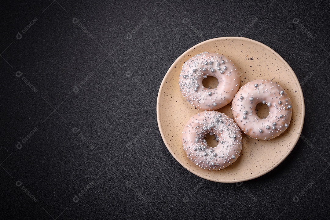 Delicioso donut fresco de cor branca ou bege com confeitos prateados