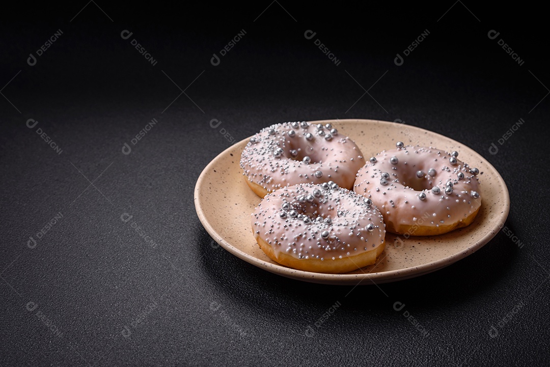 Delicioso donut fresco de cor branca ou bege com confeitos prateados