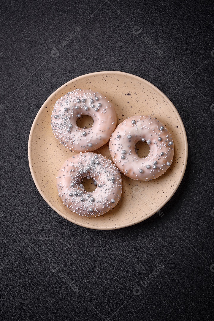 Delicioso donut fresco de cor branca ou bege com confeitos prateados