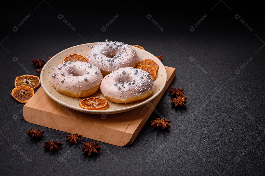 Delicioso donut fresco de cor branca ou bege com confeitos prateados