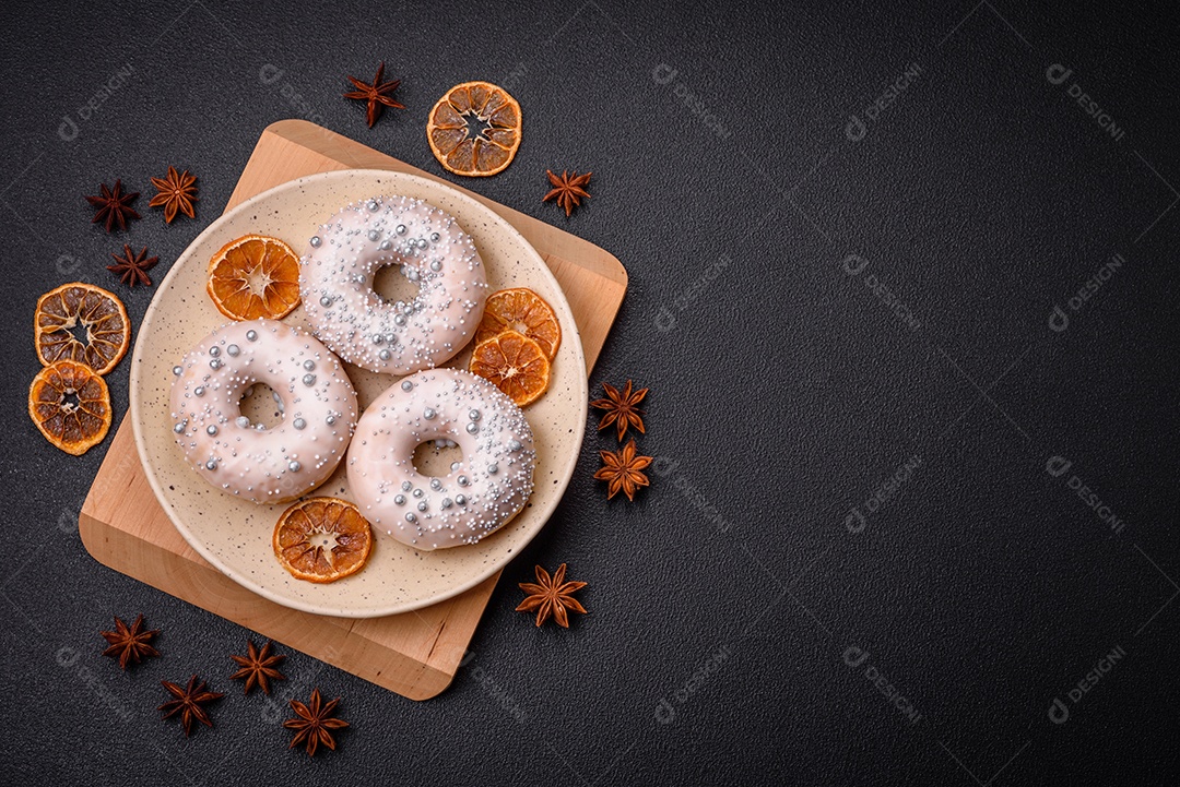 Delicioso donut fresco de cor branca ou bege com confeitos prateados