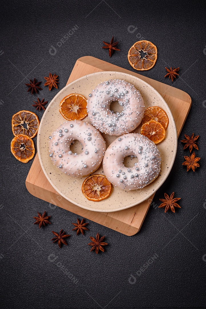 Delicioso donut fresco de cor branca ou bege com confeitos prateados