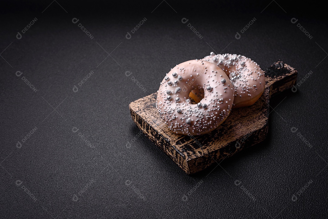 Delicioso donut fresco de cor branca ou bege com confeitos prateados