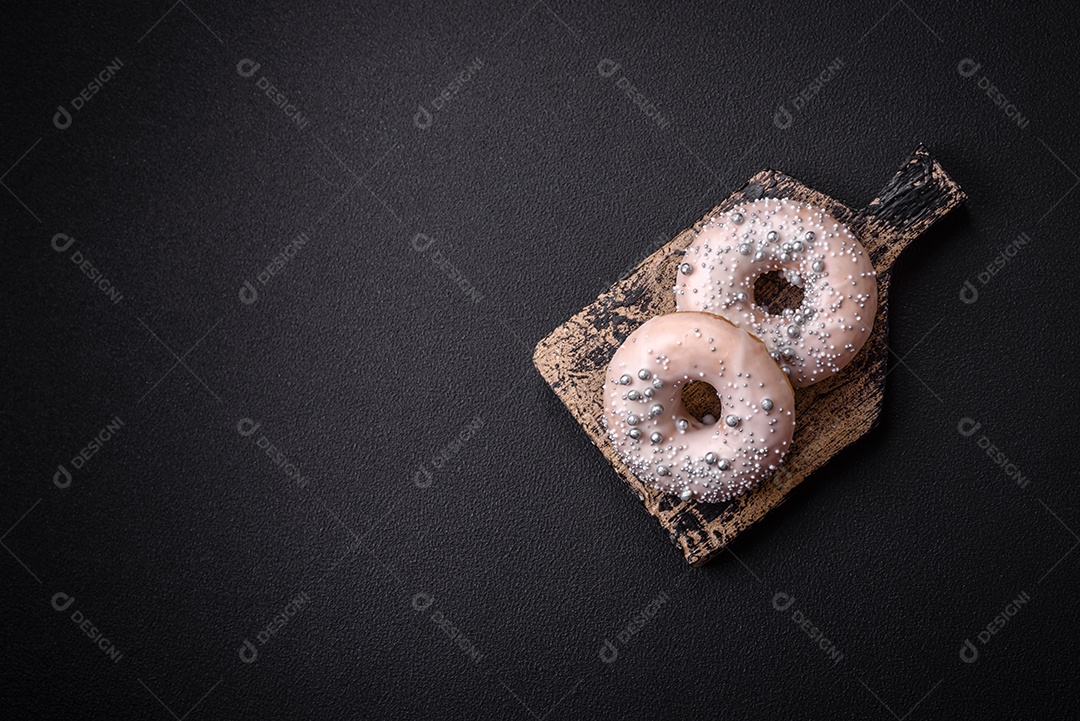 Delicioso donut fresco de cor branca ou bege com confeitos prateados