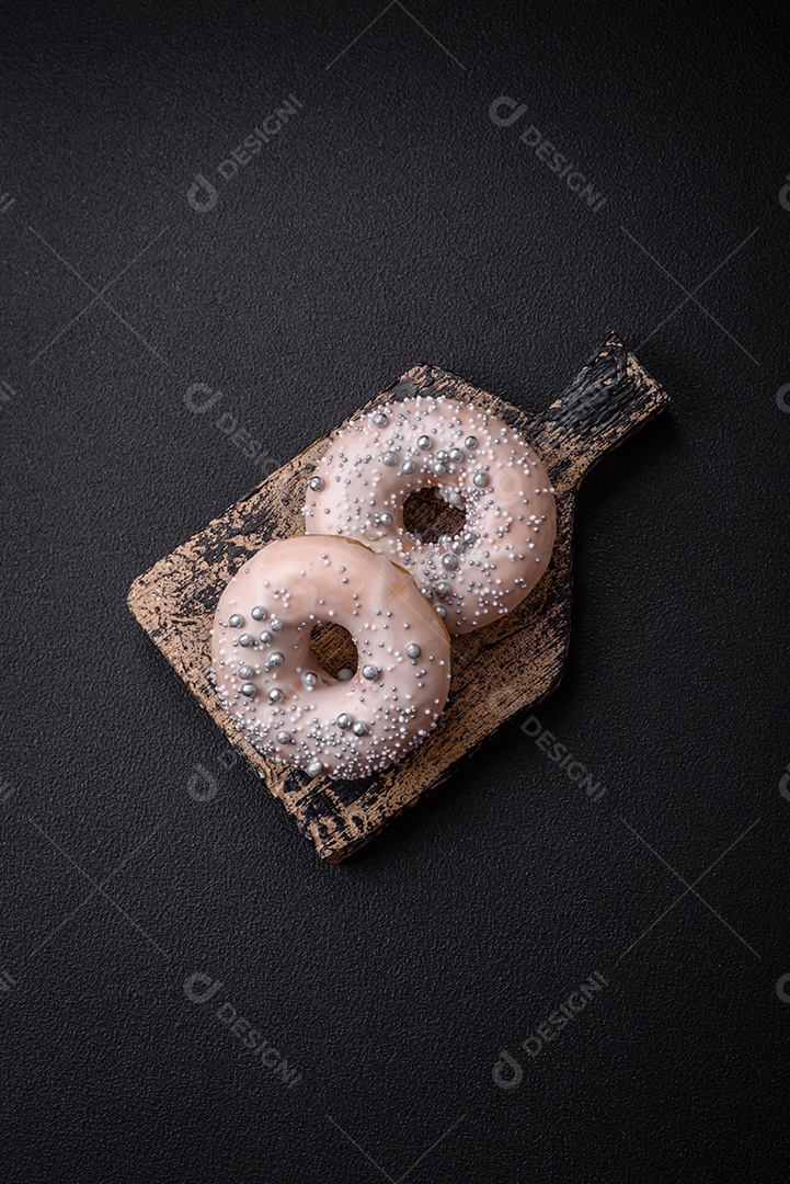 Delicioso donut fresco de cor branca ou bege com confeitos prateados