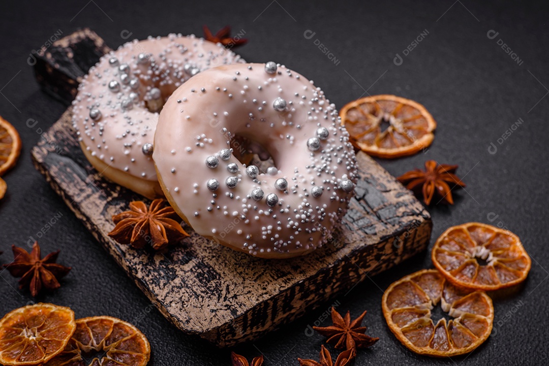 Delicioso donut fresco de cor branca ou bege com confeitos prateados