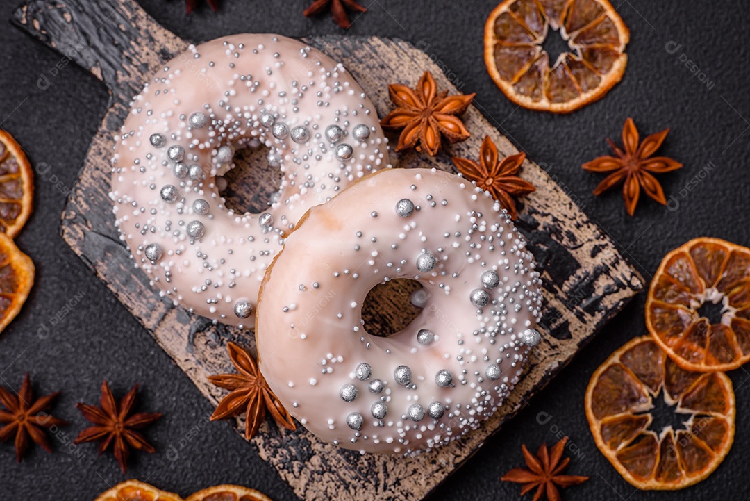 Delicioso donut fresco de cor branca ou bege com confeitos prateados