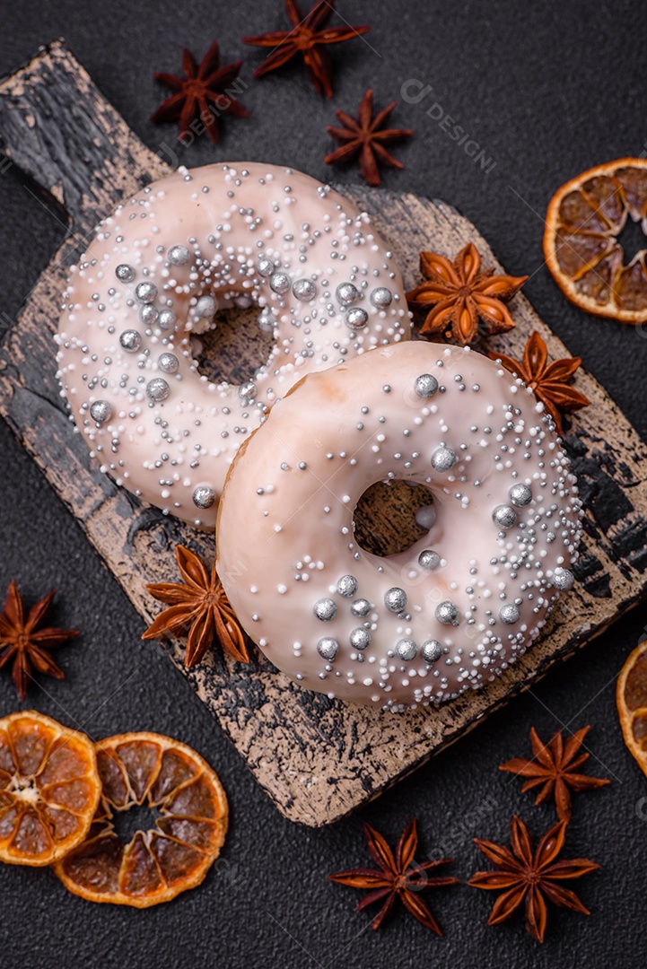 Delicioso donut fresco de cor branca ou bege com confeitos prateados