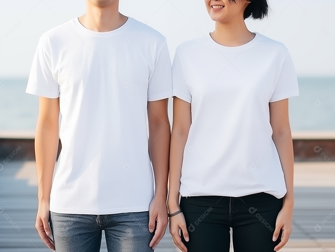 Um casal de namorados vestindo camisetas brancas combinando para modelo de design