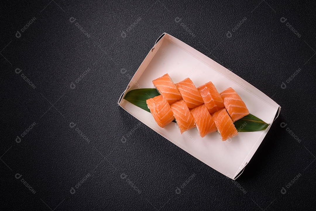 Delicioso rolo de sushi Filadélfia com salmão, camarão, pepino e cream cheese