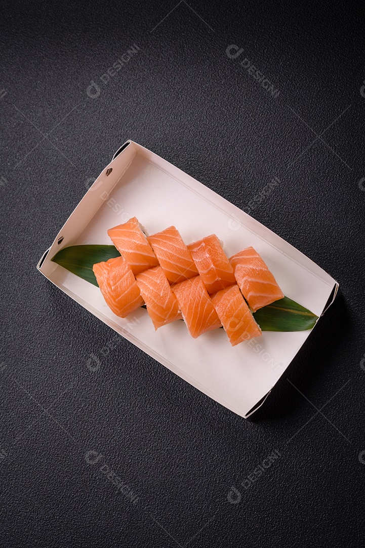 Delicioso rolo de sushi Filadélfia com salmão, camarão, pepino e cream cheese