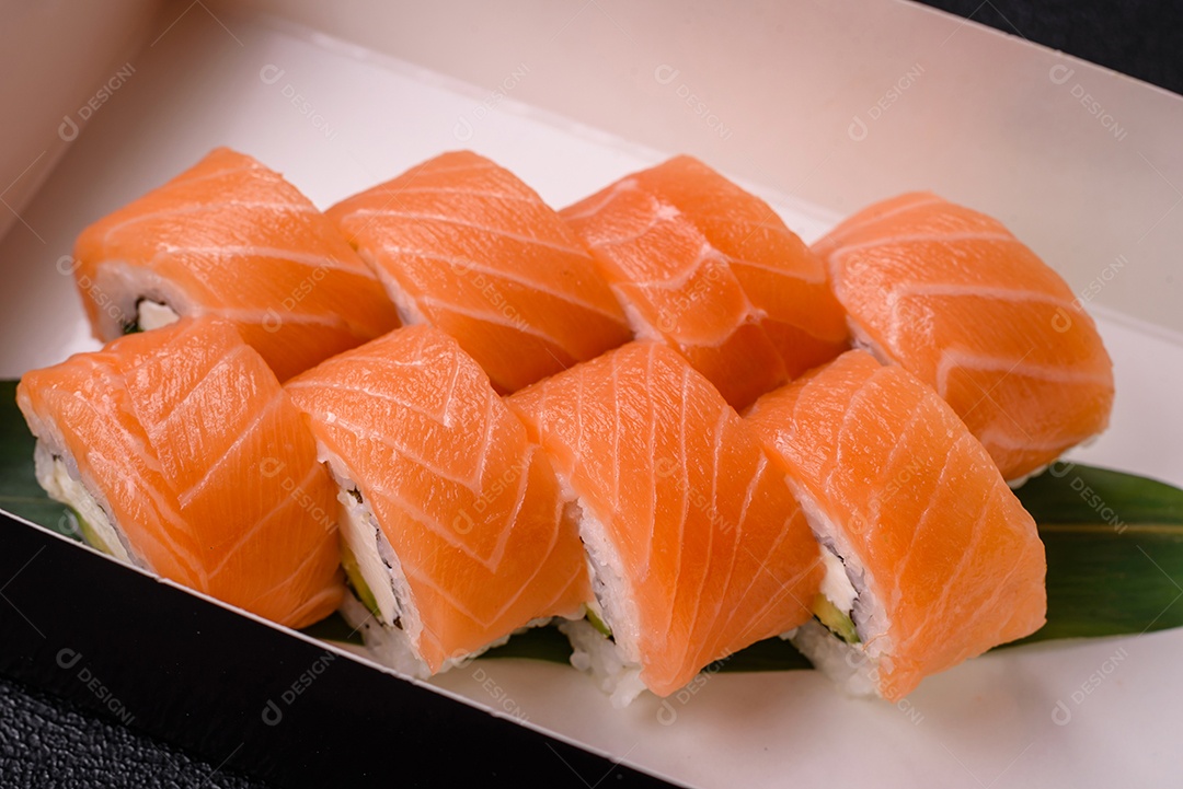 Delicioso rolo de sushi Filadélfia com salmão, camarão, pepino e cream cheese