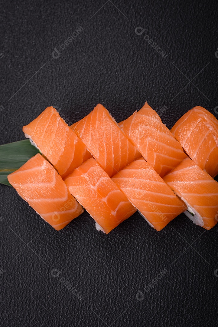 Delicioso rolo de sushi Filadélfia com salmão, camarão, pepino e cream cheese