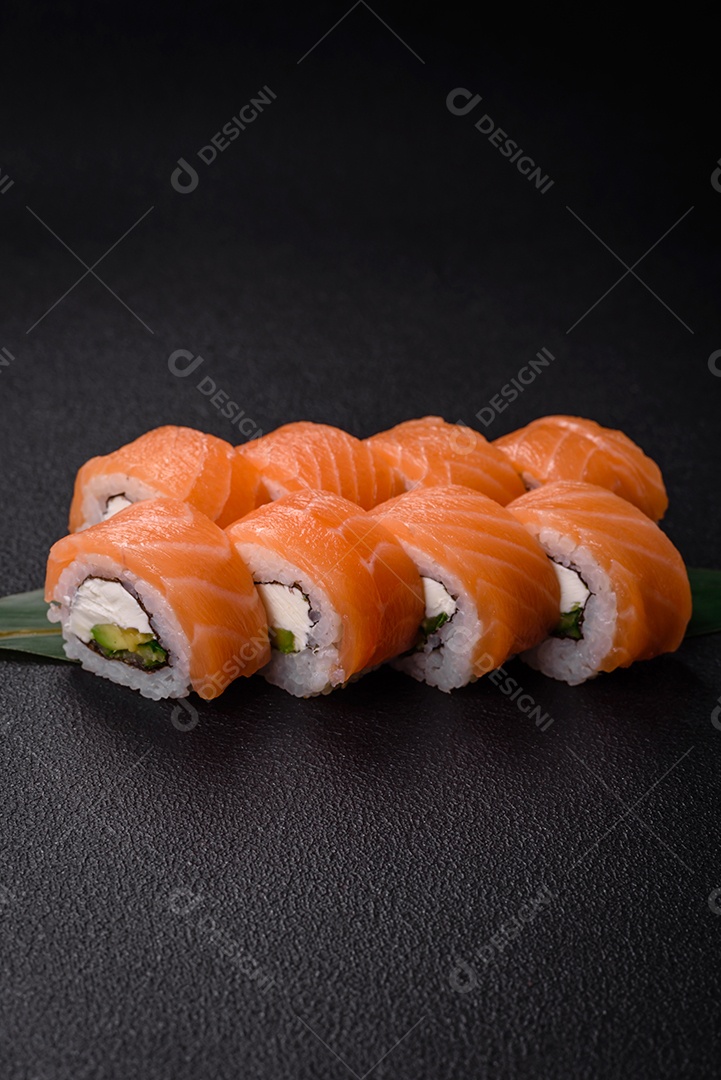 Delicioso rolo de sushi Filadélfia com salmão, camarão, pepino e cream cheese