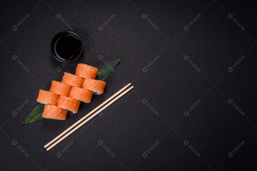 Delicioso rolo de sushi Filadélfia com salmão, camarão, pepino e cream cheese