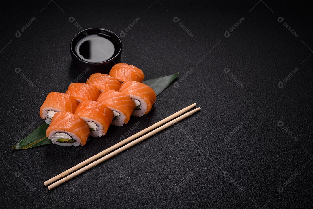 Delicioso rolo de sushi Filadélfia com salmão, camarão, pepino e cream cheese