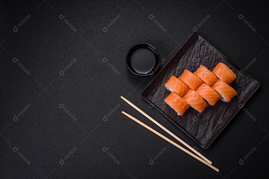 Delicioso rolo de sushi Filadélfia com salmão, camarão, pepino e cream cheese