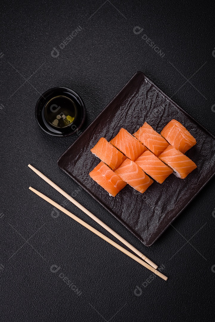 Delicioso rolo de sushi Filadélfia com salmão, camarão, pepino e cream cheese