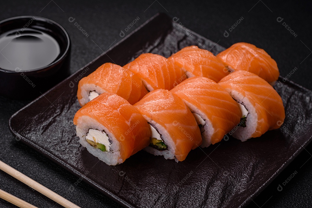 Delicioso rolo de sushi Filadélfia com salmão, camarão, pepino e cream cheese