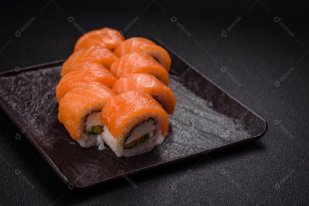 Delicioso rolo de sushi Filadélfia com salmão, camarão, pepino e cream cheese