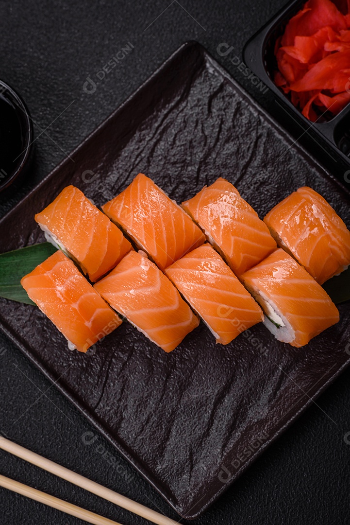 Delicioso rolo de sushi Filadélfia com salmão, camarão, pepino e cream cheese