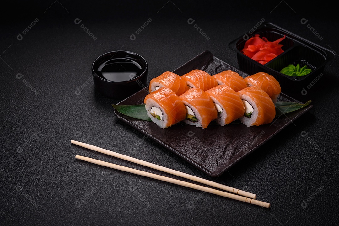 Delicioso rolo de sushi Filadélfia com salmão, camarão, pepino e cream cheese